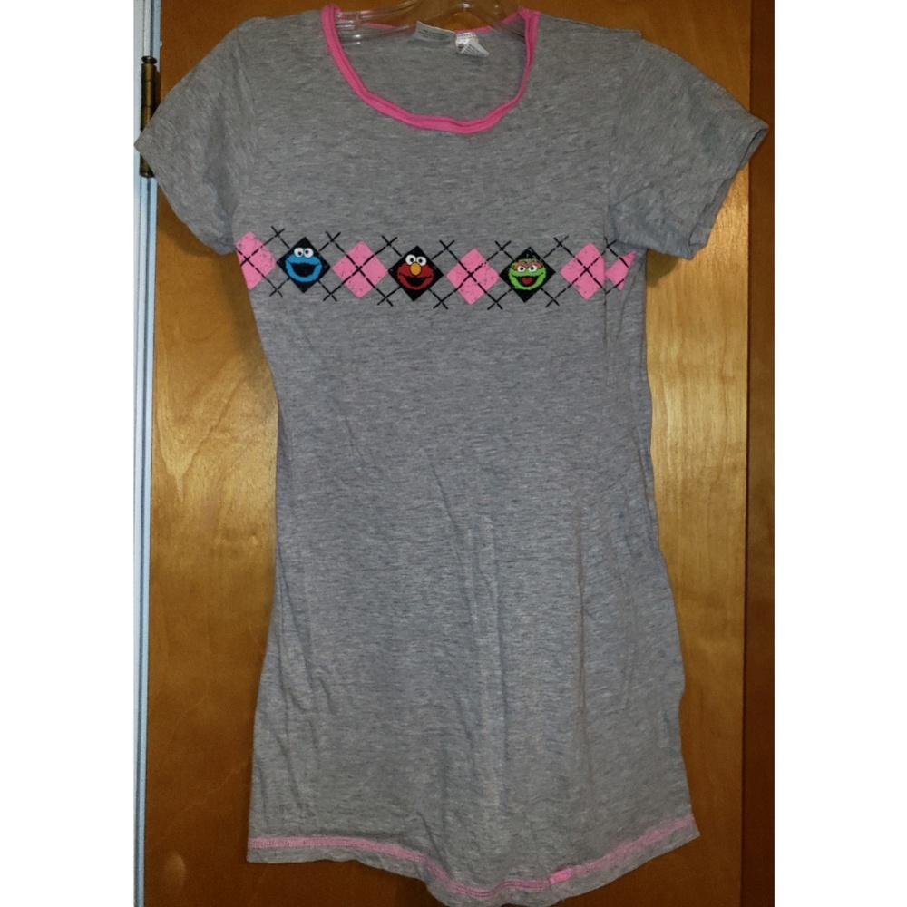 🌼Sesame Street Sleep Shirt🌼 Small